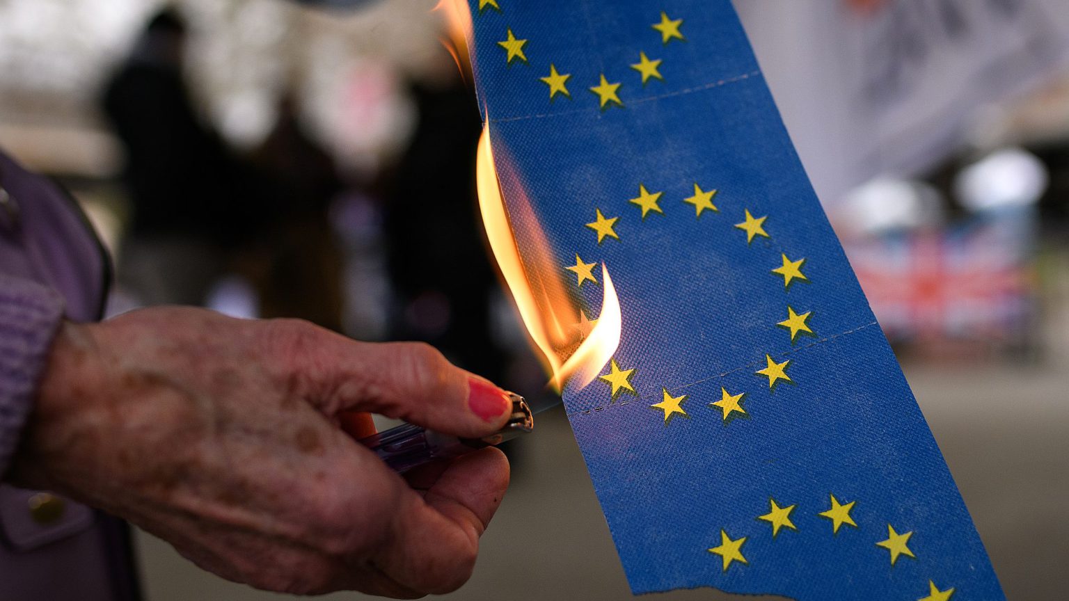 German politicians want to make it a crime to burn the EU flag