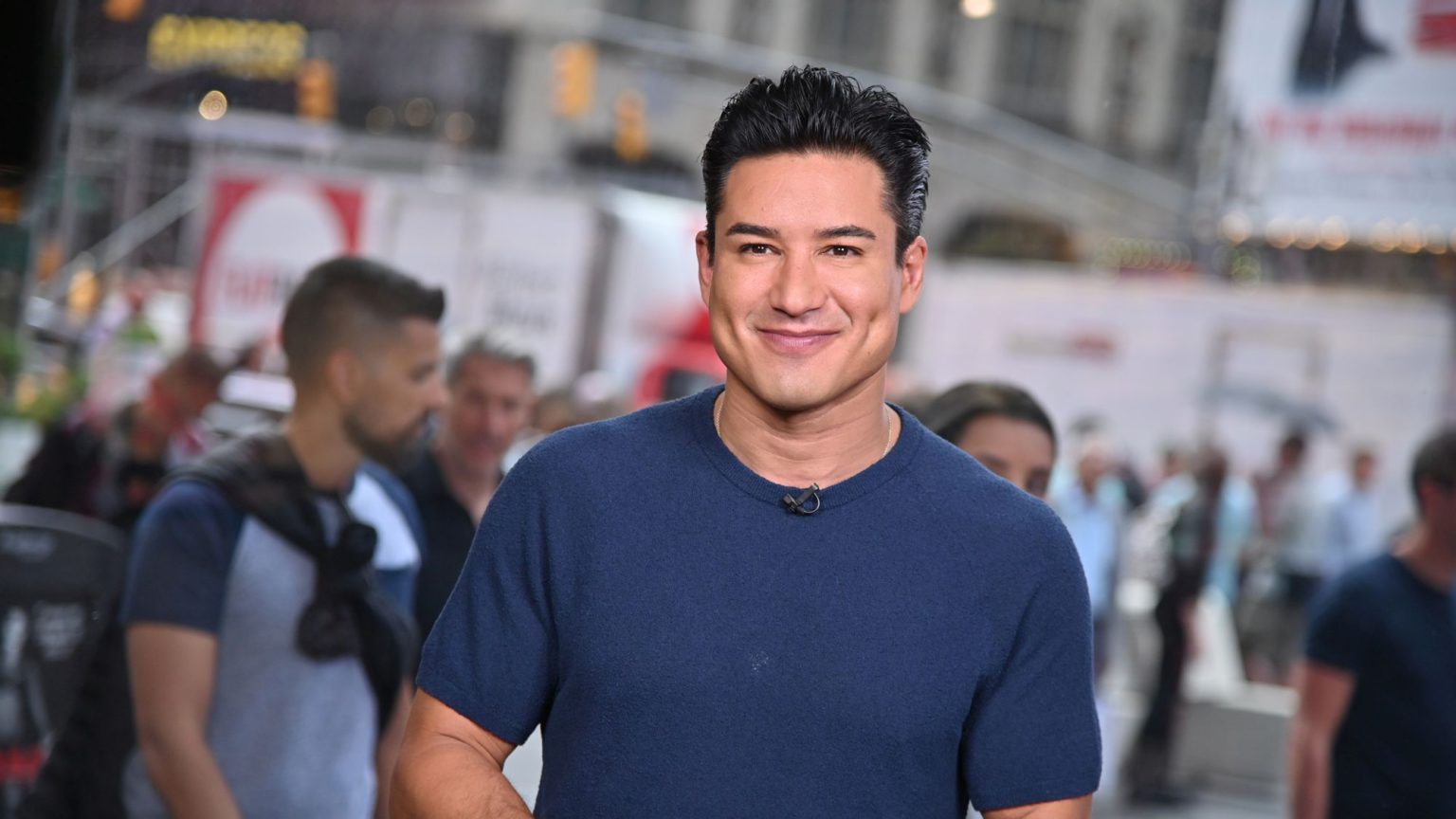 Why is Mario Lopez apologising for telling the truth?