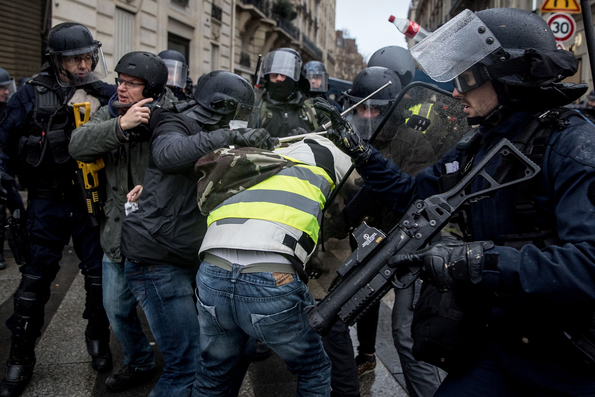 Police clash with the yellow vests near the Arc de Triomphe, Paris, on 8 December 2018.