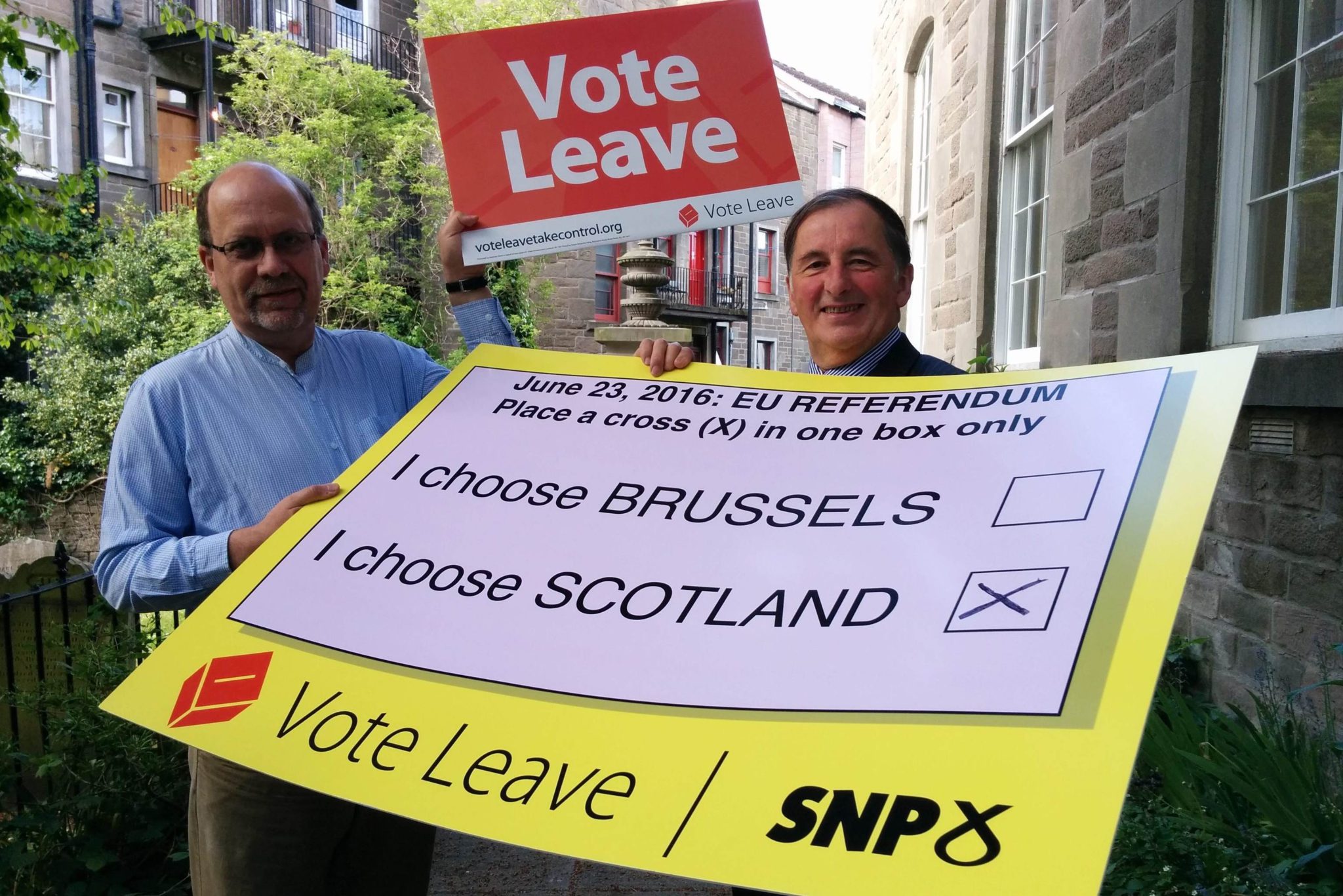 From left, David Robertson and Don Morrison launch Leave campaign. (Credit: the Courier / DC Thomson.)