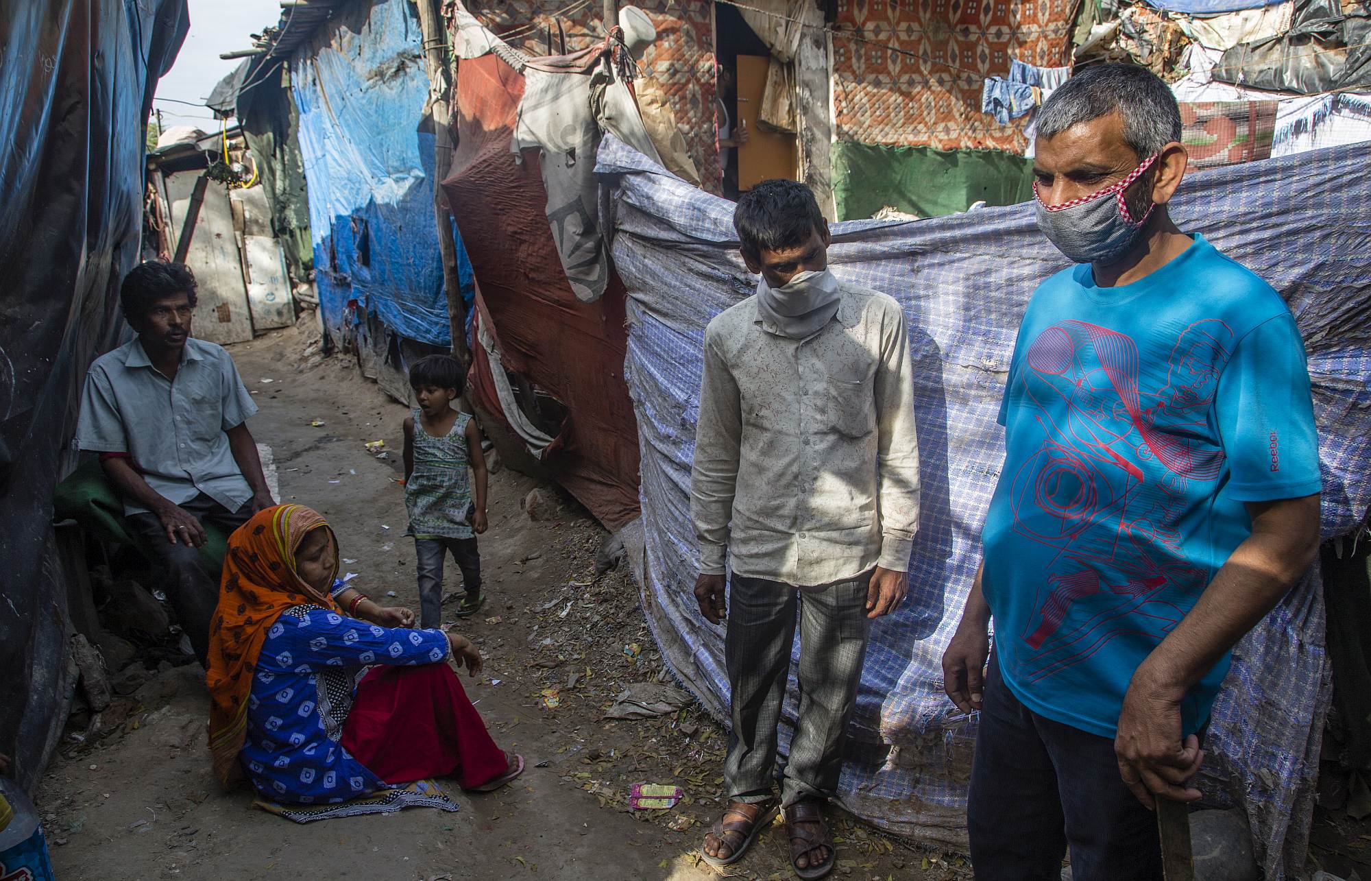 Slum dwellers in New Dehli, India, on 25 March 2020.