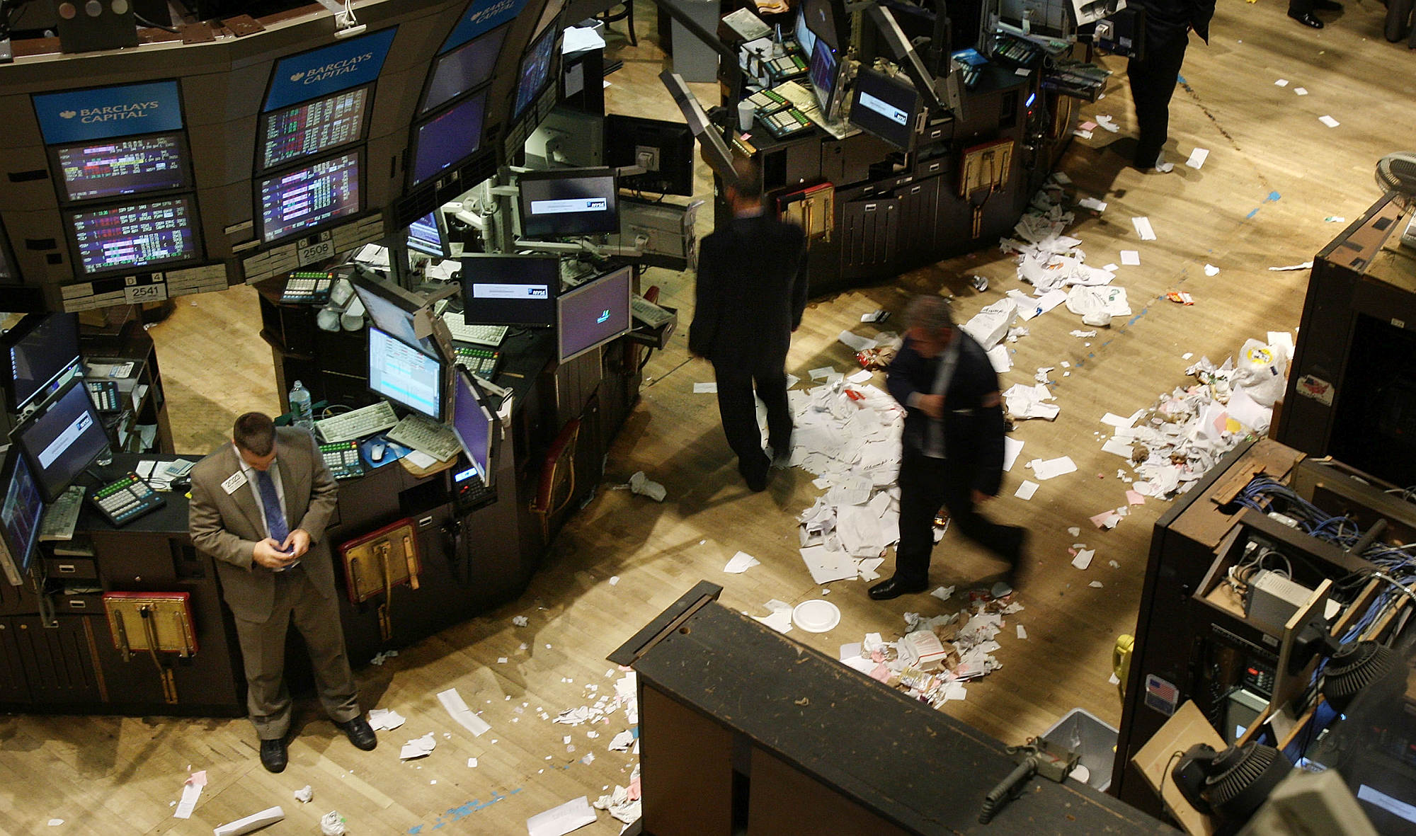 Traders work on the floor of the New York Stock Exchange, 29 September 2008.