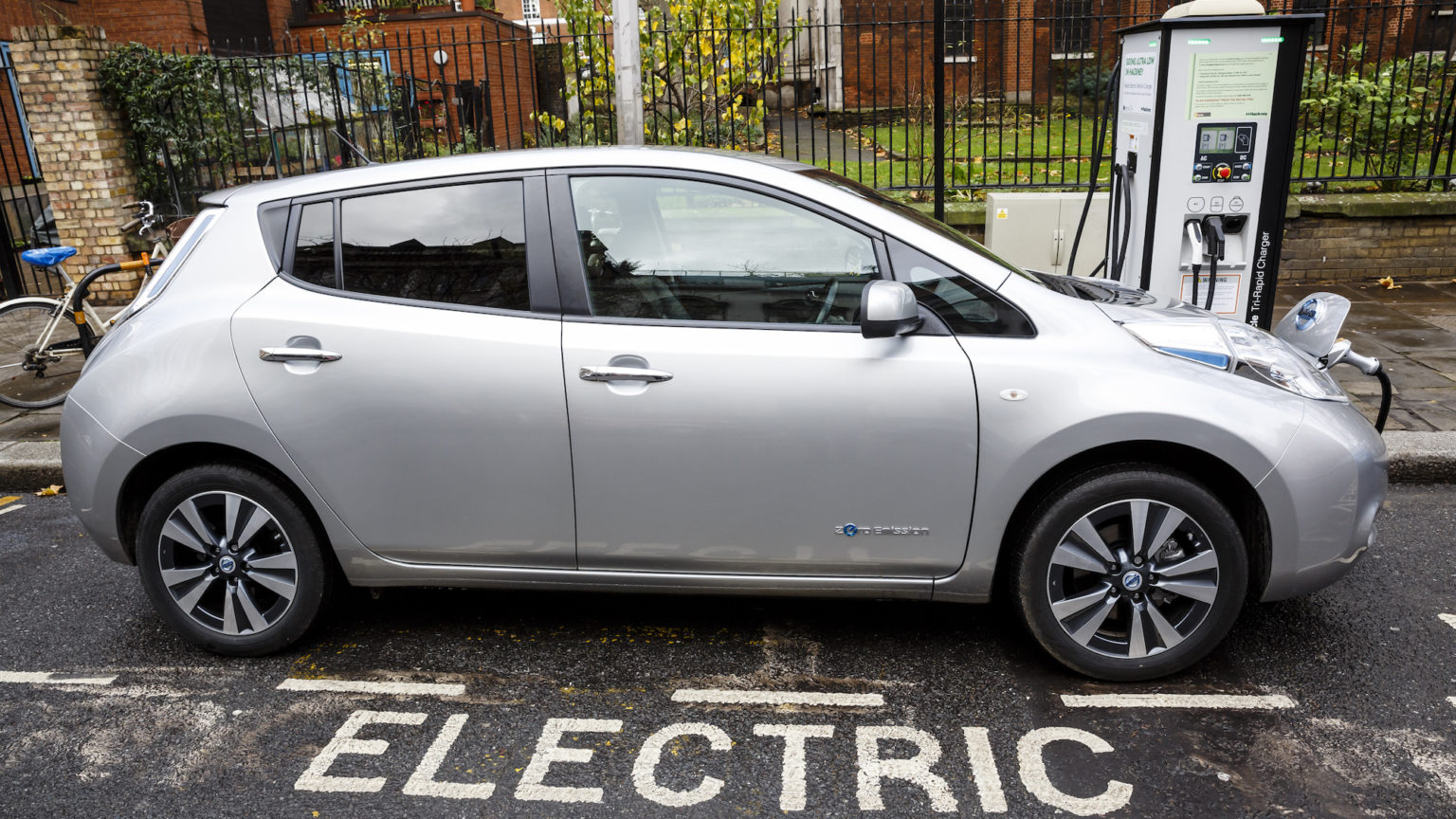 Electric cars are going nowhere fast