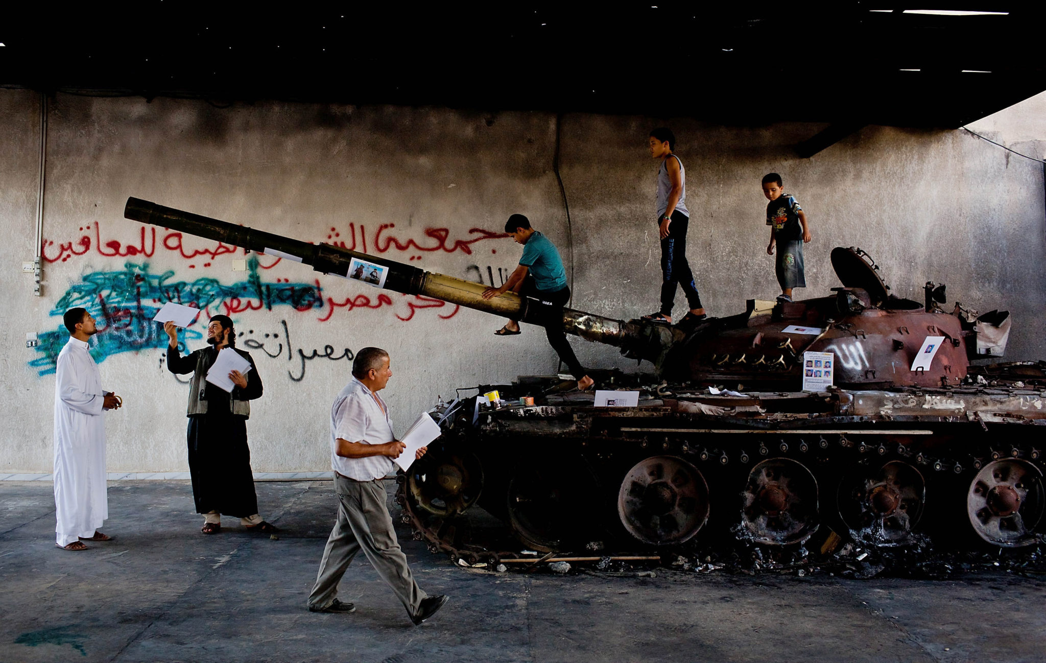 Children play on top of a tank in Misrata, 3 September 2011 .