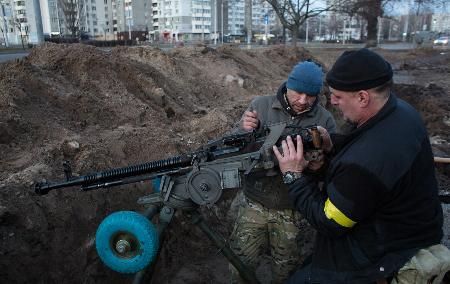Members of the territorial defence battalion set up a machine gun in Kyiv, 25 February 2022.