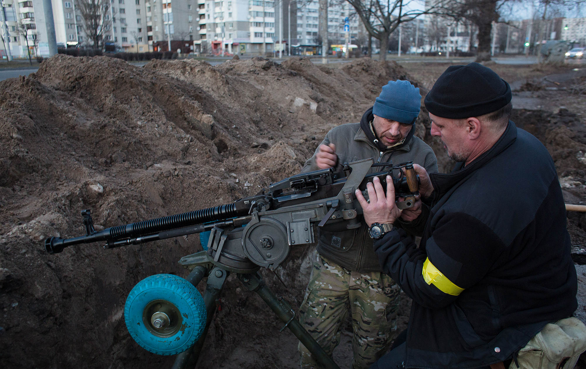 Members of the territorial defence battalion set up a machine gun in Kyiv, 25 February 2022.