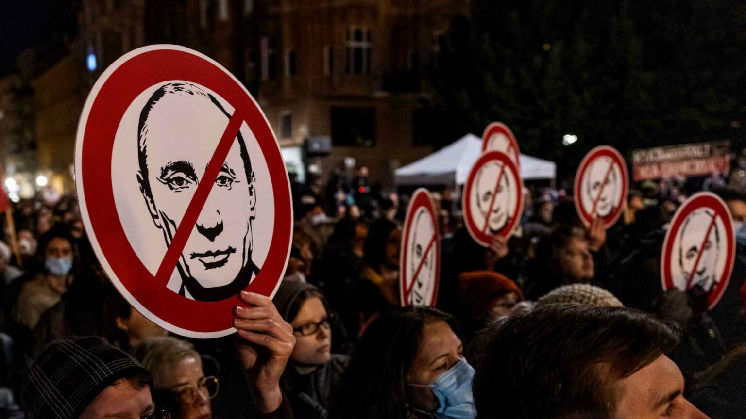 Putting Putin on trial is not a good idea