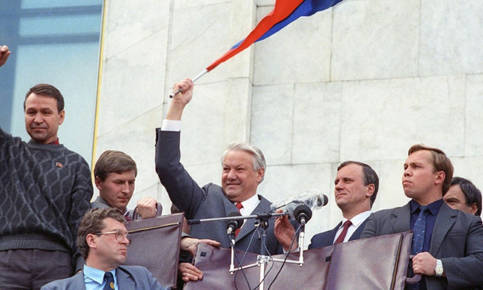 Boris Yeltsin waves the Russian flag in Moscow, 22 August 1991.