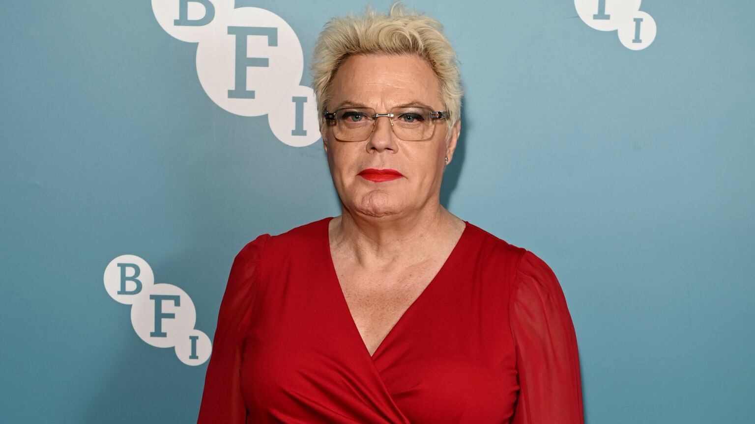 Does Eddie Izzard think all migrants should think alike?